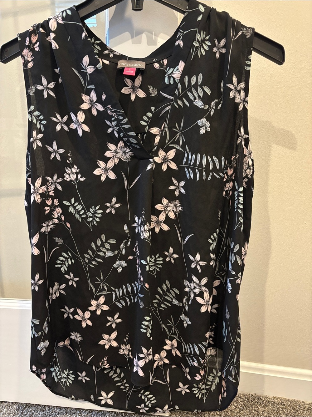 Vince Camuto Black Floral V-Neck Sleeveless Camisole